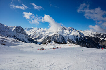 Fototapeta na wymiar Panorama of mountains and ski pistes in Pralongan valley in France