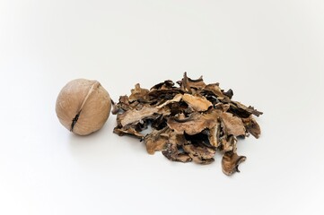 Walnut membranes prepared for the preparation of medicinal tincture
