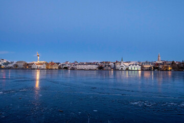 Blick über der den zugefrorenen Tjörnin auf Reykjavik mit der Fríkirkja und der...