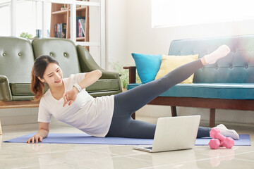 집에서 운동하는 아름다운 여자, 다이어트 운동