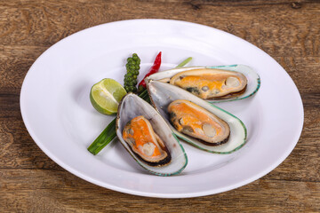 Half mussels with lime and pepper
