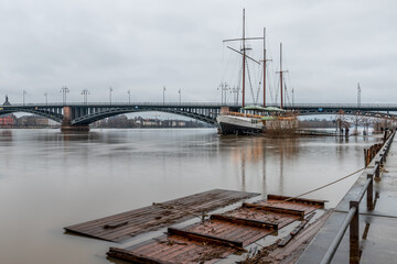 Fototapeta premium Hochwasser am Mainzer Rheinufer 