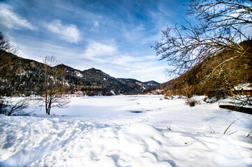 vue sur la neige et les montagnes