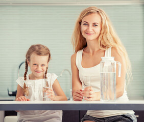 Obraz na płótnie Canvas Child with mother drinking water