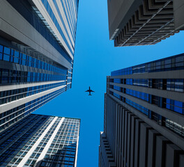 Fototapeta na wymiar 高層ビルと飛行機