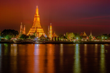 Fototapeta na wymiar Wat Arun in twilight, It is spectacular,This is an important landmark and a famous tourist destination at bangkok in thailand.