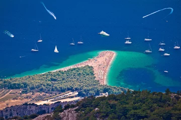 Cercles muraux Plage de la Corne d'Or, Brac, Croatie Célèbre plage de Zlatni Rat en vue aérienne de Bol, île de Brac