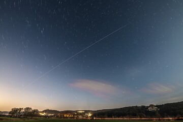 Langzeitaufnahme der Internationalen Raumstation ISS während Sonnenuntergang in Bayern mit...