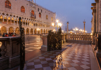 Naklejka premium Loggetta am Fuße des Campanile di San Marco mit Blick auf den Dogenpalast, Venedig