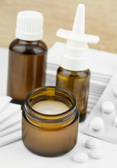 Medizin Sortiment mit Taschentüchern und Tabletten