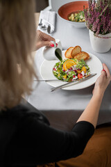 SAŁATKA WIOSENNA KOLOROWA Z WARZYWAMI I OWOCAMI, GRZANKI ORAZ SZTUĆCE POLEWANE SOSEM ZIOŁOWYM