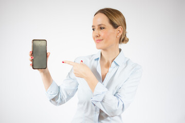 Naklejka premium Young business woman showing smart phone over white background.