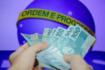 O auxílio emergencial concedido pelo governo federal 