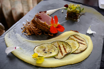 Pratos exóticos na serra da mantiqueira com fundo desfocado.