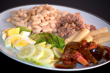 Ensalada: judias blancas, tomate, espárragos, atún, pepino, aguacate y huevo duro. Plato equilibrado / Salad: white beans, tomato, asparagus, tuna, cucumber, avocado and hard boiled egg. Balanced dish