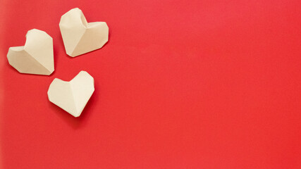 cuori di carta origami con sfondo rosso