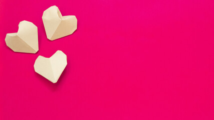 cuori di carta origami con sfondo viola