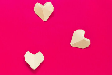 cuori di carta origami con sfondo viola