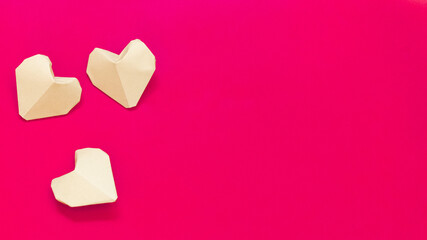 cuori di carta origami con sfondo viola