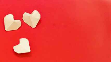 cuori di carta origami con sfondo rosso