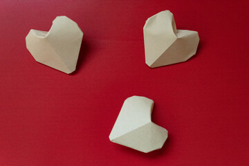 cuori di carta origami con sfondo rosso
