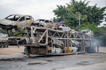 Fototapeta premium Caminhão cegonheiro queimado, na Rodovia Dutra.