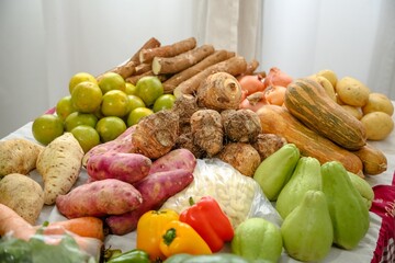 Verduras e legumes na mesa prontas para o preparo e consumo de pessoas.