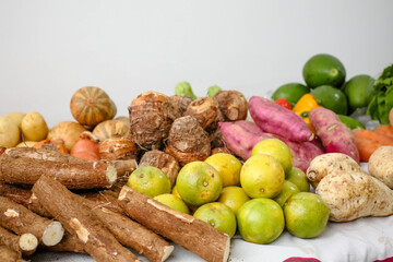 Verduras e legumes na mesa prontas para o preparo e consumo de pessoas.