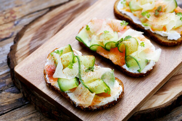 Sanduíche aberto - queijo Philadelphia, salmão defumado, pepino, melão, azeite de oliva, ervas.