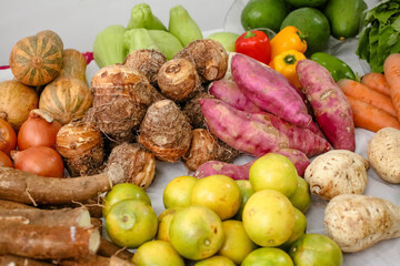 Verduras e legumes na mesa prontas para o preparo e consumo de pessoas.