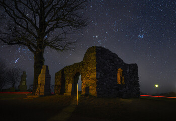 Alte Kapelle beleuchtet in der Nacht
