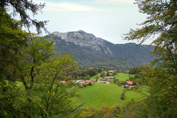Dorf im Tal in de Alpen