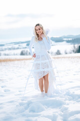 Frau in wei&szlig;em Schneekleid Haute Couture Hochzeitskleid Designerkleid wei&szlig; Winterlandschaft Schnee kalt Freude lacht