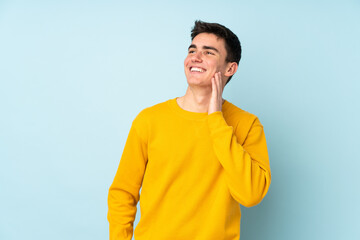 Teenager caucasian handsome man isolated on purple background thinking an idea