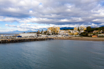 vista aérea del puerto de cabopino en el municipio de Marbella, Andalucía