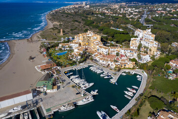 vista aérea del puerto de cabopino en el municipio de Marbella, Andalucía