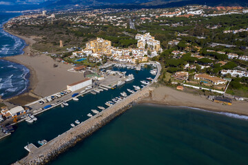 Obraz premium vista aérea del puerto de cabopino en el municipio de Marbella, Andalucía