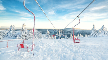 unbenutzte Liftanlage im Winter