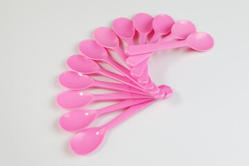 ピンク色の12本の樹脂製スプーン