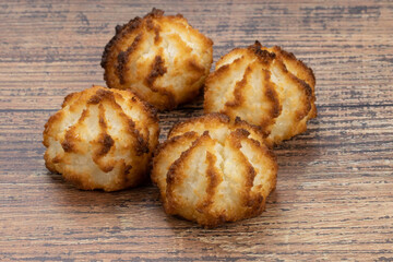 gâteaux rocher à la noix de coco dans une assiette