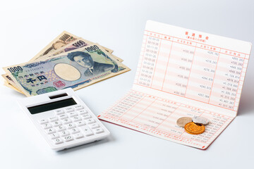 家計のやりくり・資産管理イメージ（預金通帳と電卓とお金）