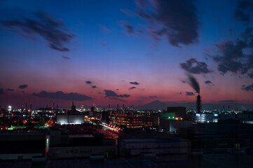 川崎マリエンからの工場夜景と富士山のシルエット