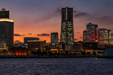 Fototapeta premium 大桟橋からの横浜夜景と富士山のシルエット