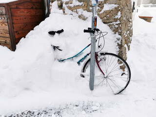 Wintereinbruch - Fahrrad von Schneewehe eingeschneit