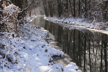 Romantischer Spreewald im Winter; Fließ bei Leipe