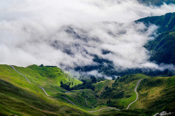 brume sur les montagnes basques
