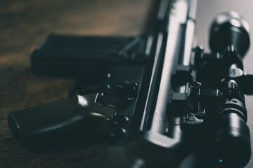 ライフルスコープを付けた軍用自動小銃