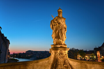 Statue der Heiligen Kunigunde in Bamberg zur Blauen Stunde 