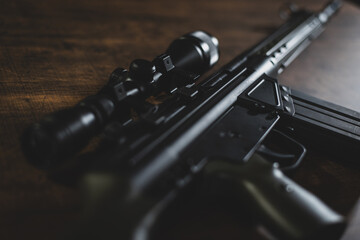 ライフルスコープを付けた軍用自動小銃