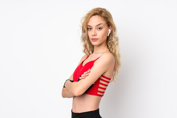 Naklejka premium Young blonde woman isolated on white background keeping the arms crossed